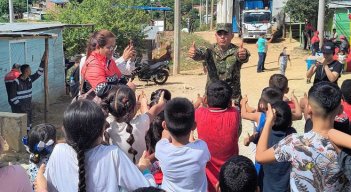 Ejército llevó alegría a niños de Alfonso Gómez. / Foto: Cortesía / La Opinión