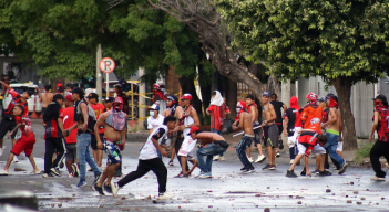 El escenario presentado después del encuentro deportivo dejó atemorizados a los residentes de Lleras y barrios aledaños al estadio. / Foto Carlos Ramirez/La Opinión