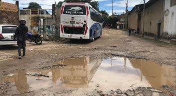 El gran flujo de buses y camiones en la zona ha deteriorado las vías./ Foto: Cortesía.