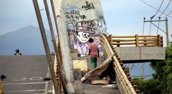Los habitantes de calle tienen colchones sobre el acceso peatonal del puente.