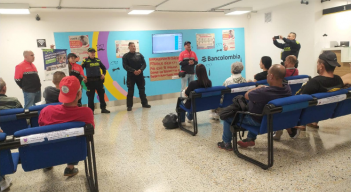 Policía Metropolitana adelanta jornada de prevención del delito en bancos. 