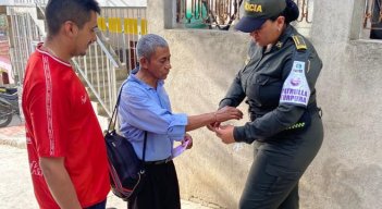Manillas solidarias: iniciativa policial en Cúcuta. / Foto: Cortesía / La Opinión 
