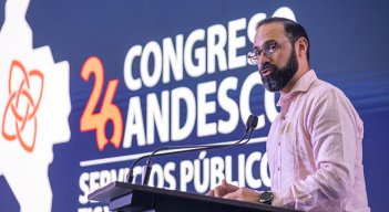 El ministro Andrés Camacho reafirmó su compromiso de seguir trabajando por un sector energético más justo. / Foto: Cortesía