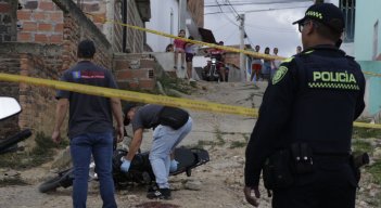 Lo estaban persiguiendo y cuando se cayó de la motocicleta, le dispararon