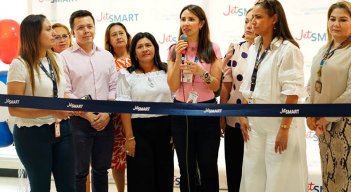 La gerente comercial de JetSmart en Colombia, Carolina Ruiz, lideró el corte de la cinta en la inauguración de la ruta Cúcuta-Medellín./ Foto Cortesía