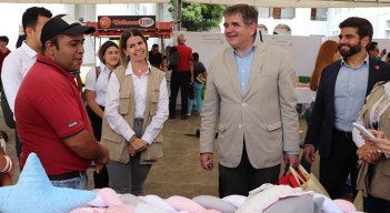 El coordinador de la Aecid, Vicente Ortega (derecha) y el embajador de España, Joaquín de Arístegui, (centro) saludan al migrante Ángel Arrieche./ Foto Cortesía