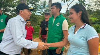El ministro de Transporte, William Camargo, aprovechó su visita a San Cayetano para dialogar con la comunidad de ese municipio. Foto Cortesía