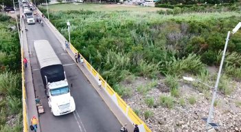 Cuatro camiones cargados del concentrado para aves salieron de la Zona Franca de Cúcuta y cruzaron el puente Simón Bolívar./ Foto Cortesía