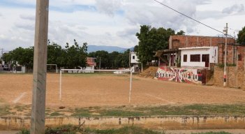 La remodelación de la cancha de tierra es algo que la comunidad viene solicitando durante años. 