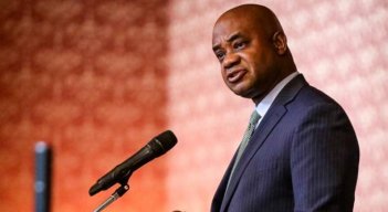 El canciller de Colombia, Luis Gilberto Murillo, instó este sábado a las autoridades de Venezuela a brindar las garantías necesarias para el desarrollo de la jornada electoral de mañana en el vecino país.