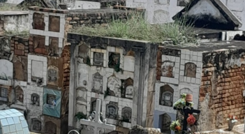 La condición de deterioro y falta de mantenimiento en las estructuras priman en el Cementerio./ Foto: Cortesía