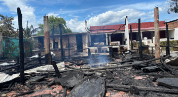 Cenizas y escombros es lo único que quedó después del incendio.
