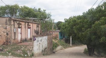 La invasión hace parte de la Comuna 8. 