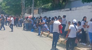 La ciudadanía acudió a la jornada de manera masiva y piden a los gritos que les permitan ejercer su derecho al voto.