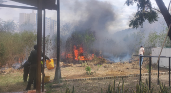 Personal del Cuerpo de Bomberos de Cúcuta se encargó de controlar las llamas.