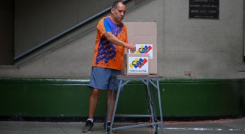 Los testigos electorales deben contar con su acreditación para entrar en las mesas de votación. / Foto AFP