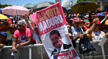 Cientos de votantes apoyan la reelección a la presidencia de Nicolás Maduro. / Foto AFP