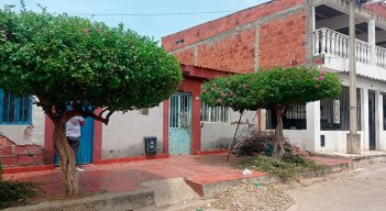 Al notar que uno de los sujetos desfundó un arma de fuego, la víctima salió corriendo hacia el interior de su casa.