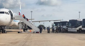 Al menos 130 colombianos fueron deportados este jueves a su país en uno de los 12 vuelos que semanalmente salen del aeropuerto de Harlingen. / Foto Cortesía