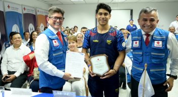 Reconocimiento de la Cruz Roja a Ángel Barajas, medallista olímpico. / Foto Cortesía