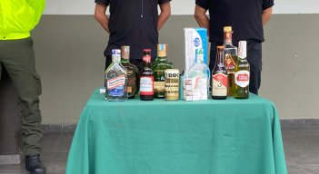 Policía también indicó que, se inhabilitaron además dos alambiques utilizados para fabricar y falsificar bebidas embriagantes de marcas nacionales y extranjeras.  Según las autoridades, esta organización delincuencial estaría realizando esta actividad ilegal hace aproximadamente tres años en la ciudad de Cúcuta