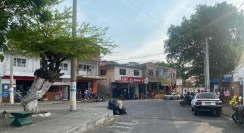 Este barrio pertenece a la Comuna 10. 