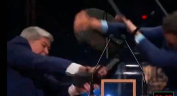 El equipo de campaña del político agredido aseguró que había sufrido una fractura de costilla después de recibir el “sillazo”.