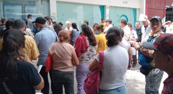 Los usuarios de Coosalud que reciben medicamentos por parte de Pharmasan aseguran que no los tratan dignamente, por lo que piden que el servicio mejore.   /Fotos: Deicy Sifontes / La Opinión 