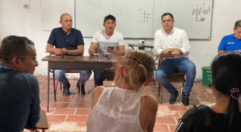 El director de Planeación de la Alcadía, Juan Bocanegra, se reunión con vecinos de la Comuna 6, para evaluar avances de la legalización de barrios.