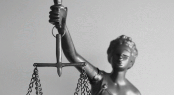 Un video grabado con la cámara de vigilancia de la casa reveló el accionar de la menor contra su madre y padrastro. Una niña fue testigo clave en la audiencia.
