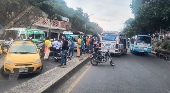 Paro de busetas. / Foto Laura Serrano-La Opinión