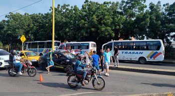 Con varias consignas contra el aumento del ACPM, pintadas en las busetas, los conductores se sumaron al paro de transporte./ Foto Laura Serrano-La Opinión