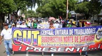 Los manifestantes no solo mostraron su apoyo a las reformas, sino que también expresaron su rechazo a lo que consideran ataques de la oposición y del Consejo Nacional Electoral.  /Fotos: Carlos Ramírez / La Opinión 