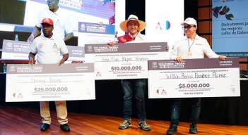 Dos cafeteros de la región, entre ellos Domingo Torres (izquierda) entraron a la subasta internacional./ Foto Cortesía