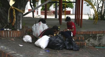 Los líderes mencionaron que la falta de iluminación y el deterioro de los espacios públicos contribuyen a que se cometan estos actos ilegales. / Foto: La Opinión 