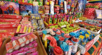 Los totes, voladores, cohetes, volcanes y luces de bengala son los artefactos pirotécnicos que más quemaduras producen en la temporada navideña.  / Fotos: Archivo / La Opinión 