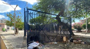 Este año, la administración municipal instaló una reja para mitigar la llegada de las personas en indigencia. / Foto: Nicolás Mojica.