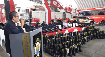 Alcalde Jorge Acevedo hizo entrega de implementos de trabajo a los bomberos de la ciudad.