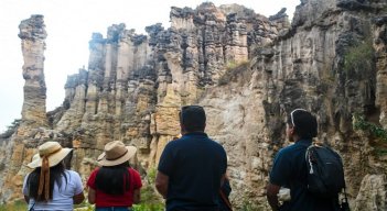 Miles de personas visitan el área única natural de Los Estoraques para admirar los encantos de la naturaleza.