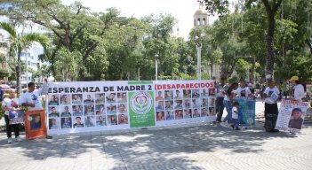 Con una pancarta y camisetas con el rostro de sus familiares desaparecidos, las personas de la agrupación Esperanza de Madre 2 recordaron a sus seres queridos. / Foto: Carlos Ramírez.