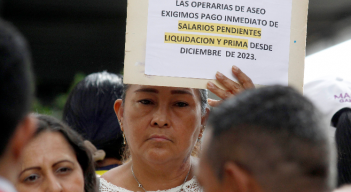 253 aseaddoras de colegios municipales protestaron por deudas acumuladas de 2023.