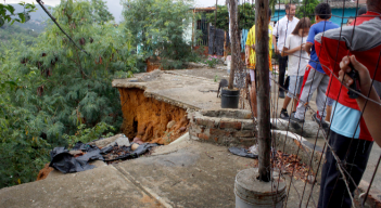 En latente riesgo de derrumbe viven 27 familias en Doña Nidia. 