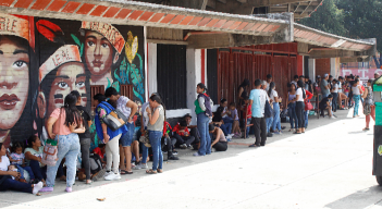 Largas filas de desplazados en el estadio General Santander de Cúcuta.