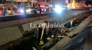 Camión cayó al Canal Bogotá