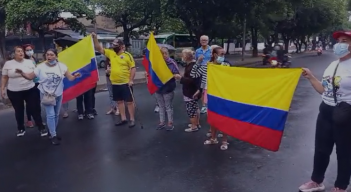 Vecinos del barrio Los Próceres protestas en la avenida Los Liertadores.