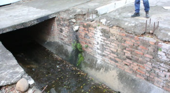 canal en Los Próceres, desprendiendo olores pestilentes. 