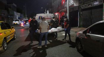 Sobre las 7:44 de la noche funcionarios del CTI procedieron a realizar el levantamiento del cuerpo. 
