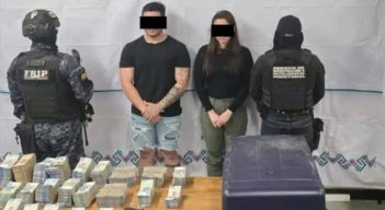 Estas personas pretendía huir con la millonaria suma, al parecer, el dinero era de los diezmos entregados por los feligreses.