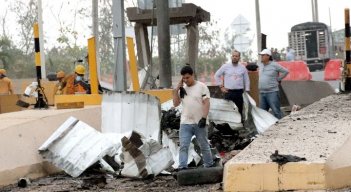 El peaje de la Autopista Internacional fue detonado con artefactos explosivos.  / Foto: Carlos Ramírez. / La Opinión.
