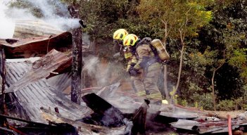 Los Bomberos llegaron al poco tiempo y lograron controlar que las llamas no se expandieran a otra casa.